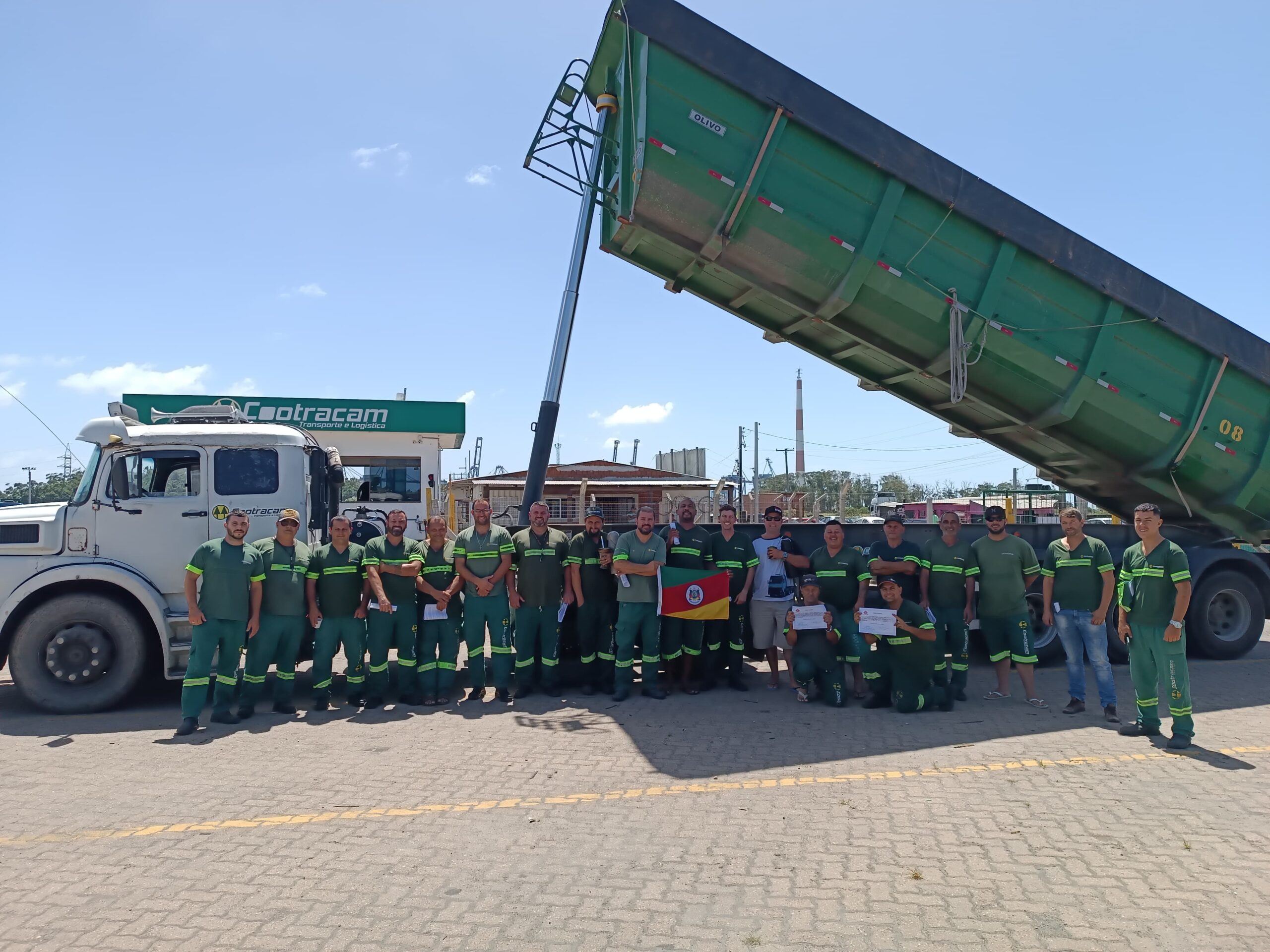 Motoristas da Cootracam fazem curso de capacitação para operações com caminhão basculante!